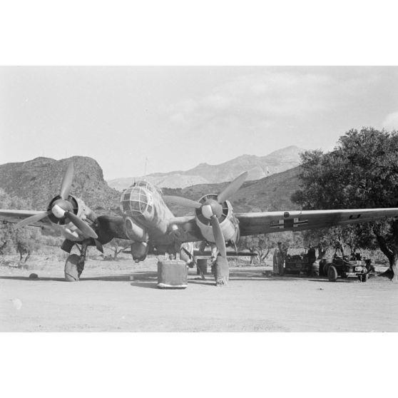 Sur le terrain d'aviation de Kastelli, le réservoir d'essence d'un Junkers Ju-88 du Aufklärungsgruppe 123 est démonté.