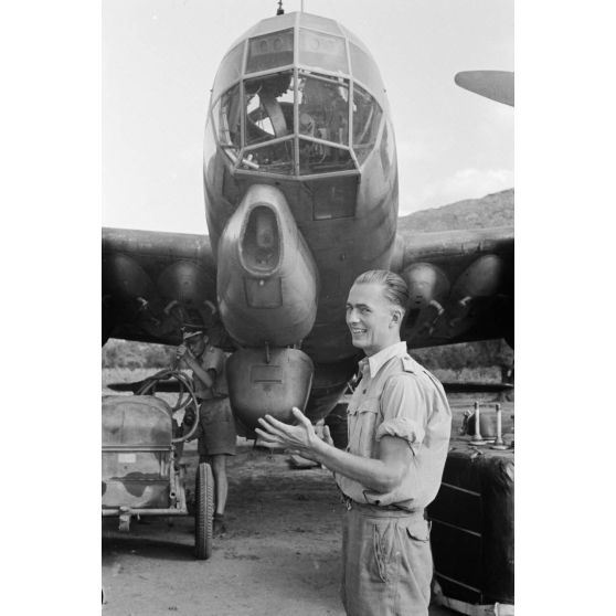 Deux officiers du Aufklärungsgruppe 123 devant un avion de reconnaissance Junkers Ju-88.