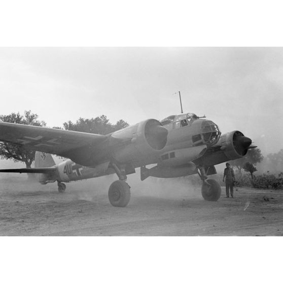 La fin d'une mission d'un Junkers Ju-88 du Aufklärungsgruppe 123, l'immatriculation 4U identifiant l'unité de reconnaissance de l'armée de l'air allemande.