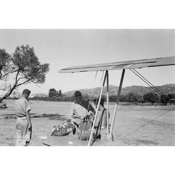 Préparatifs pour un vol d'entrainement à bord d'un Focke Wulf Fw 44.