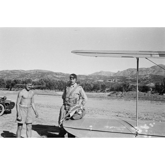 Préparatifs pour un vol d'entrainement à bord d'un Focke Wulf Fw 44.