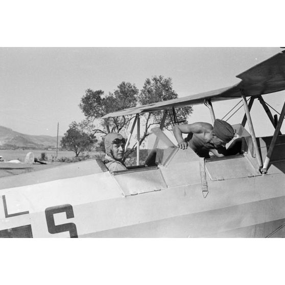 Préparatifs pour un vol d'entrainement à bord d'un Focke Wulf Fw 44.