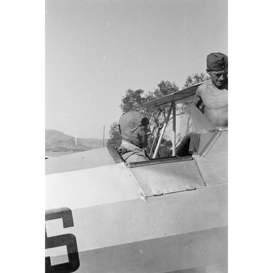 Préparatifs pour un vol d'entrainement à bord d'un Focke Wulf Fw 44.