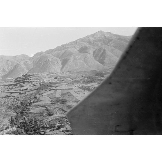 Paysages crétois lors d'un vol d'entrainement à bord d'un Focke Wulf Fw-44.