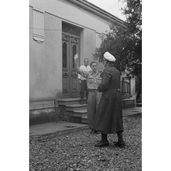 Un officier médecin de la Luftwaffe quitte l'antenne sanitaire de l'armée de l'air allemande de Kastelli (Luftwaffe Sanitär Staffel Kastelli).