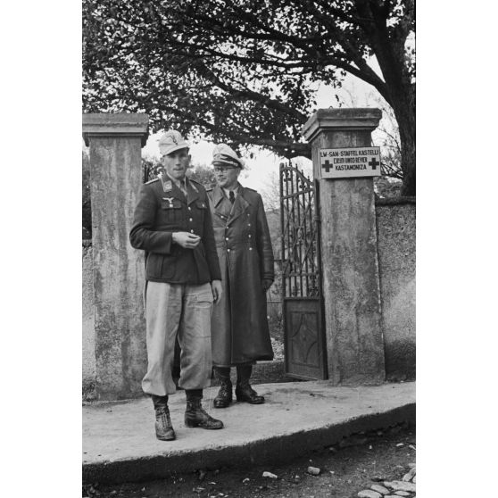 Un officier médecin de la Luftwaffe quitte l'antenne sanitaire de l'armée de l'air allemande de Kastelli (Luftwaffe Sanitär Staffel Kastelli).