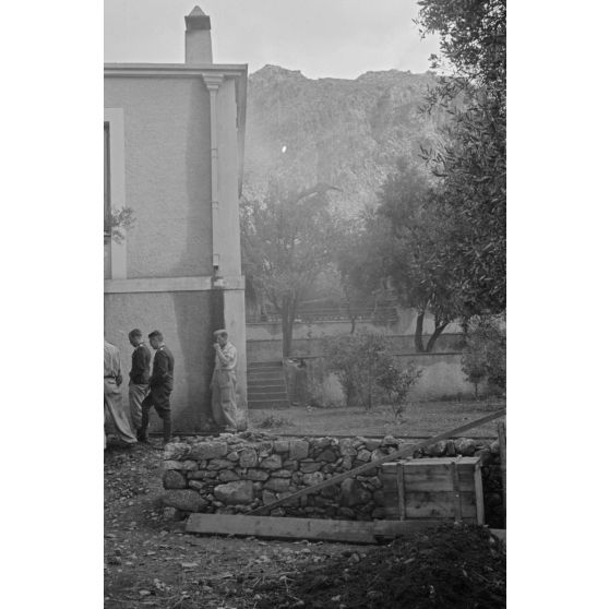 Derrière le bâtiment qui abrite l'antenne sanitaire de l'armée de l'air allemande de Kastelli (Luftwaffe Sanitär Staffel Kastelli).