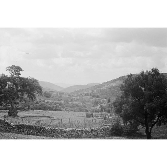 En Crète, paysages depuis l'arrière du bâtiment abritant l'antenne sanitaire de l'armée de l'air allemande de Kastelli (Luftwaffe Sanitär Staffel Kastelli)