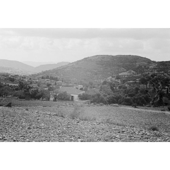 En Crète, paysages depuis l'arrière du bâtiment abritant l'antenne sanitaire de l'armée de l'air allemande de Kastelli (Luftwaffe Sanitär Staffel Kastelli)