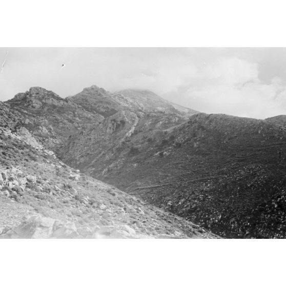 Sur le chemin montagneux de Crète dans le secteur de Kastamonitza, les nuages s'accumulent sur les sommets.