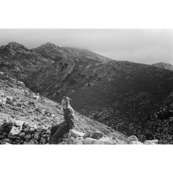 Sur le chemin montagneux de Crète dans le secteur de Kastamonitza, les nuages s'accumulent sur les sommets.