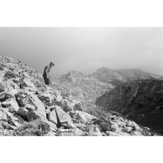 Sur le chemin montagneux de Crète dans le secteur de Kastamonitza, les nuages s'accumulent sur les sommets.