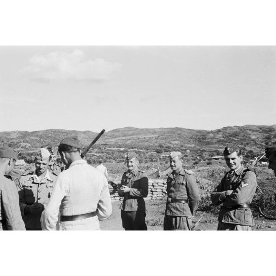 En Crète, les artilleurs de la batterie de Flak 3/286 protégeant un terrain d'aviation du Fernaufklärungsgruppe 123.