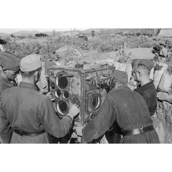 Le dispositif de commandement (Kommandogerät) de la batterie de Flak est également d'origine britannique.