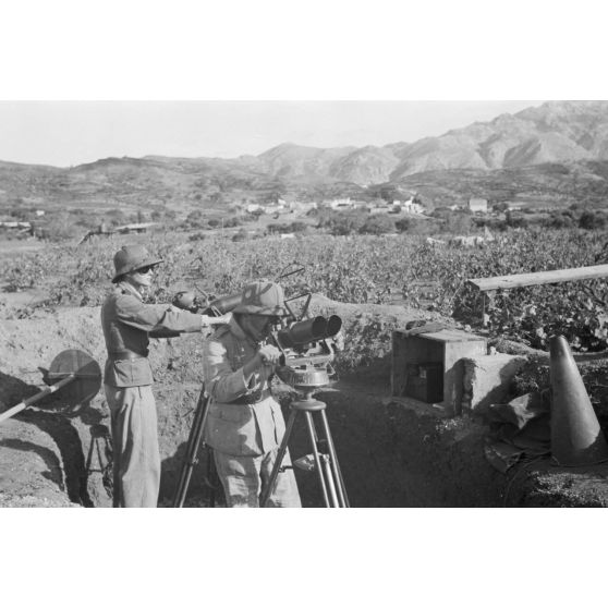 En Crète, des jumelles Doppelfernrohr 10 X 80 pour la batterie de Flak 3/286.