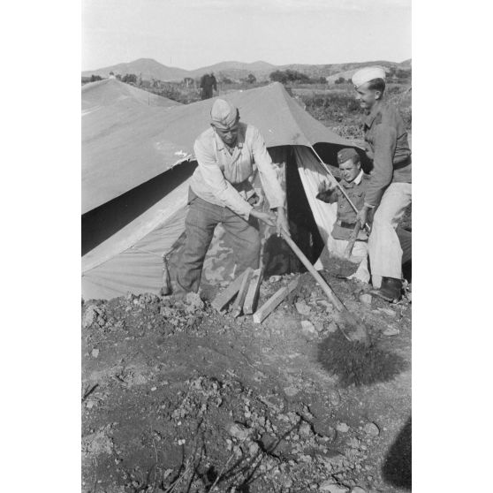 En Crète, des artilleurs de la FlaK assemblent des tentes.