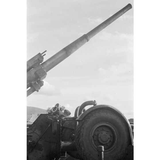 En Crète, un canon britannique Mark IIIA de 3,7 pouces (9,4 cm) capturé et utilisé au sein d'une batterie de FlaK de la Luftwaffe.