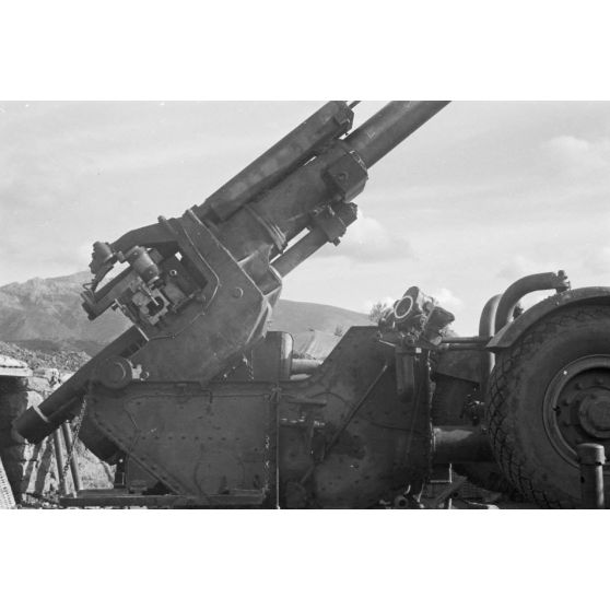 En Crète, un canon britannique Mark IIIA de 3,7 pouces (9,4 cm) capturé et utilisé au sein d'une batterie de FlaK de la Luftwaffe.