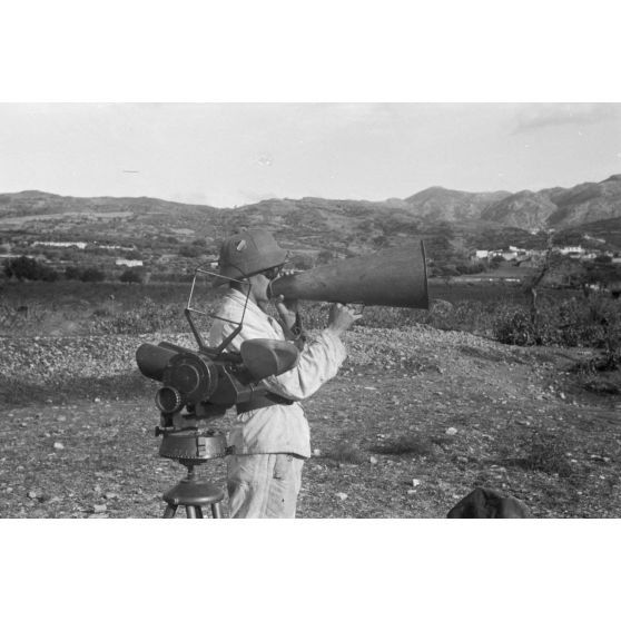 En Crète, une paire de jumelles Doppelfernrohr 10x80 servant au sein d'une batterie de FlaK de la Luftwaffe.