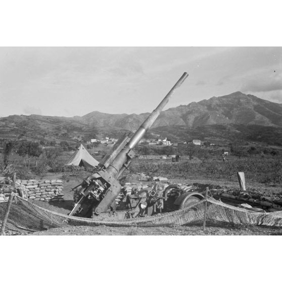 En Crète, un canon britannique Mark IIIA de 3,7 pouces (9,4 cm) capturé et utilisé au sein d'une batterie de FlaK de la Luftwaffe.