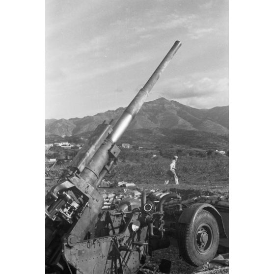 En Crète, un canon britannique Mark IIIA de 3,7 pouces (9,4 cm) capturé et utilisé au sein d'une batterie de FlaK de la Luftwaffe.