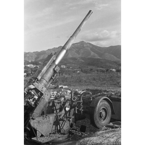 En Crète, un canon britannique Mark IIIA de 3,7 pouces (9,4 cm) capturé et utilisé au sein d'une batterie de FlaK de la Luftwaffe.