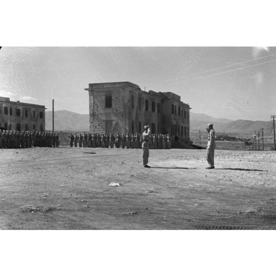 Début de la prise d'armes lors de laquelle le lieutenant Iro Ilk va être décoré, les officiers du groupe et le commandant de l'escadrille prennent place sur la place d'armes.