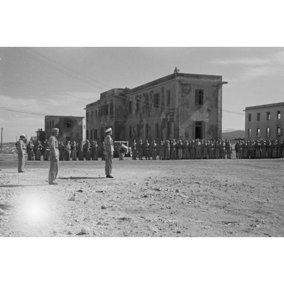 Début de la prise d'armes lors de laquelle le lieutenant Iro Ilke va être décoré, le colonel (Obertleutnant) Hans von Brenda, commandant de l'escadrille, prononce un discours devant les aviateurs.