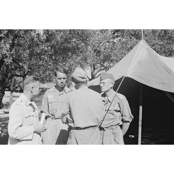 Des mécaniciens du Aufklärungsgruppe 123 sur le terrain de Kastelli (Crète).