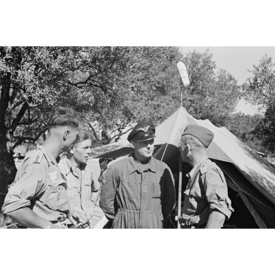 Des mécaniciens du Aufklärungsgruppe 123 sur le terrain de Kastelli (Crète).