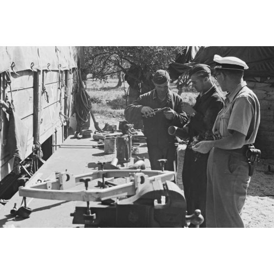 Des mécaniciens du Aufklärungsgruppe 123 travaillent sur le train d'atterrissage d'un Junkers Ju-88.