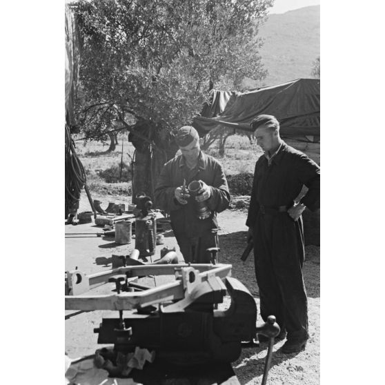 Des mécaniciens du Aufklärungsgruppe 123 travaillent sur le train d'atterrissage d'un Junkers Ju-88.