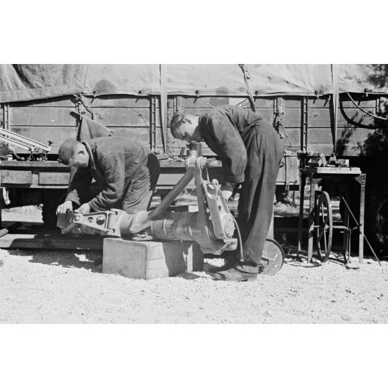 Des mécaniciens du Aufklärungsgruppe 123 travaillent sur le train d'atterrissage d'un Junkers Ju-88.