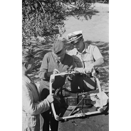 Des mécaniciens du Aufklärungsgruppe 123 travaillent sur le train d'atterrissage d'un Junkers Ju-88.