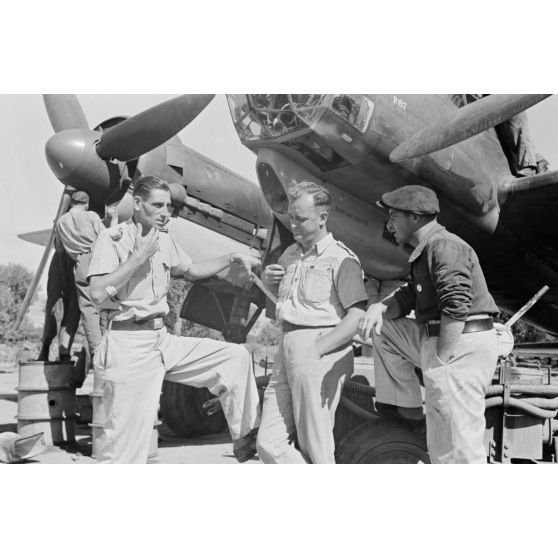 Sur le terrain de Kalamaki (Crète), le personnel technique du Aufklärungsgruppe 123 devant le bombardier Junkers Ju-88 (Werknummer 1087) codé 4U+KK.