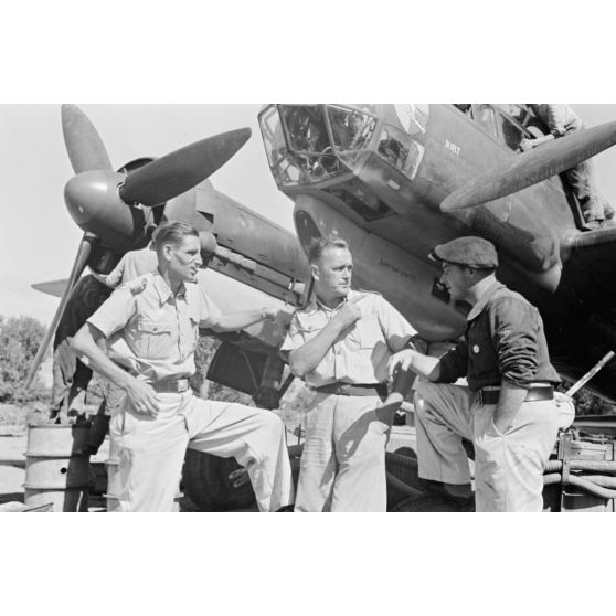 Sur le terrain de Kalamaki (Crète), le personnel technique du Aufklärungsgruppe 123 devant le bombardier Junkers Ju-88 (Werknummer 1087) codé 4U+KK.