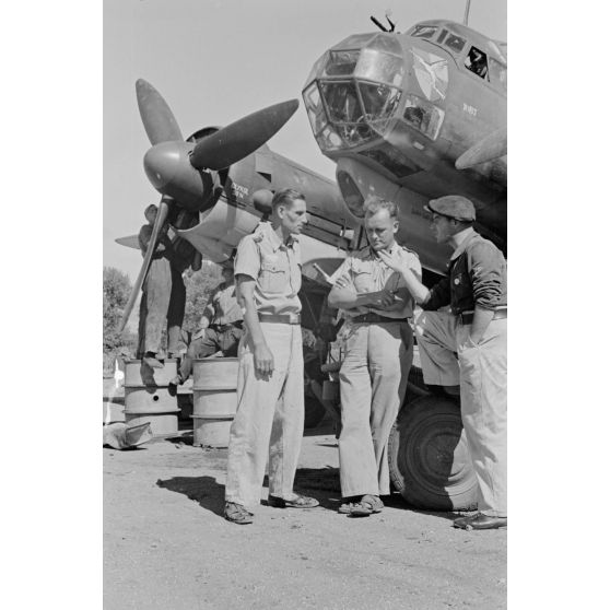 Sur le terrain de Kalamaki (Crète), le personnel technique du Aufklärungsgruppe 123 devant le bombardier Junkers Ju-88 (Werknummer 1087) codé 4U+KK.