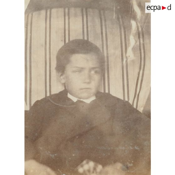 [Portrait d'un jeune garçon assis dans un fauteuil, s.d.]<br>