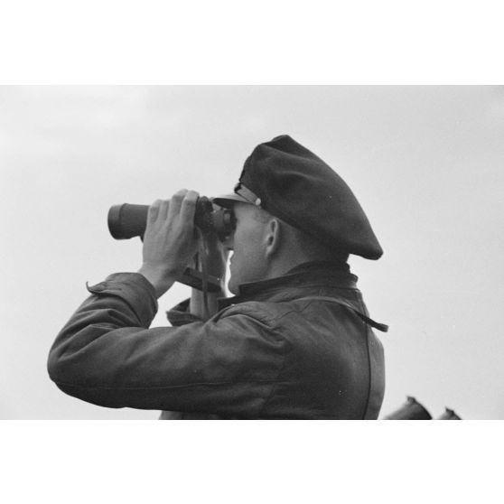 A bord d'un dragueur de mines (Minensuchboot), observation à l'aide de jumelles.