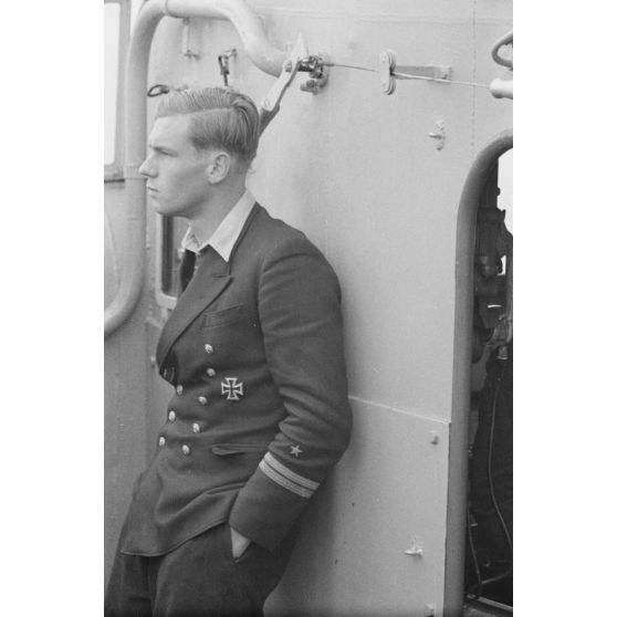 Portrait d'un Oberleutnant zur See à bord d'un dragueur de mines de la Kriegsmarine.