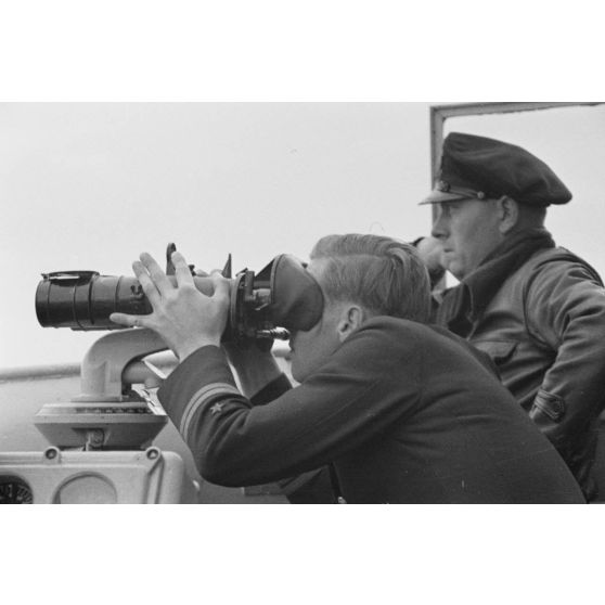 A bord d'un dragueur de mines (Minensuchboot), observation à l'aide de jumelles.