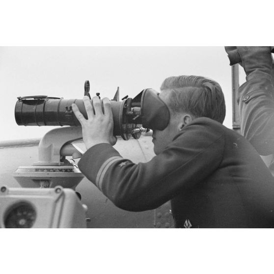 A bord d'un dragueur de mines (Minensuchboot), observation à l'aide de jumelles.