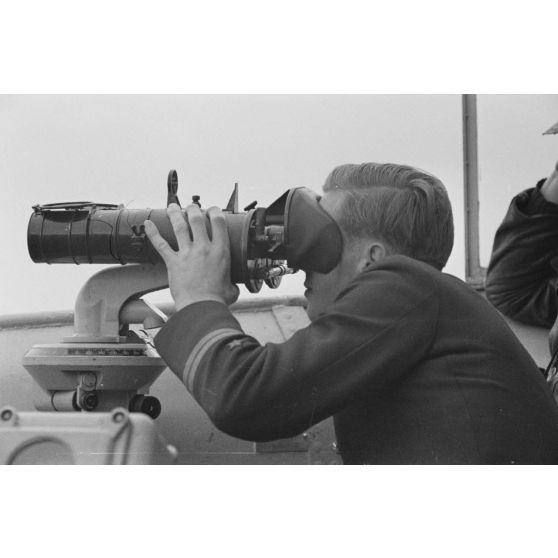 A bord d'un dragueur de mines (Minensuchboot), observation à l'aide de jumelles.