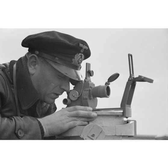 A bord d'un dragueur de mines (Minensuchboot), orientation à l'aide de matériel optique.