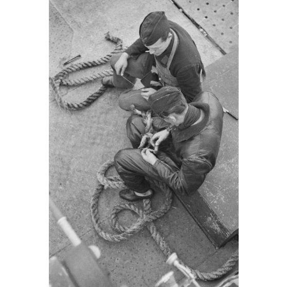 A bord d'un dragueur de mines allemand (Minensuchboot), la réparation de cordages.