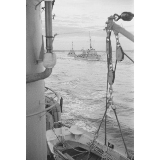 Départ d'un port de dragueurs de mines allemands (Minensuchboot) en vue de la destruction de mines anglaises.