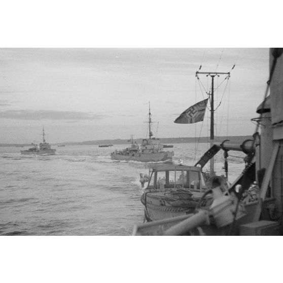 Départ d'un port de dragueurs de mines allemands (Minensuchboot) en vue de la destruction de mines anglaises.