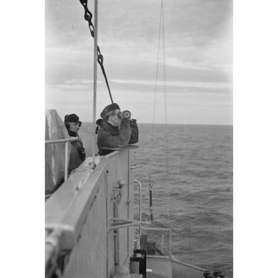 A bord d'un dragueur de mines allemand (Minensuchboot), des marins observent l'horizon à la recherche de mines anglaises à l'aide d'un télémètre portatif (Entfernungsmesser).