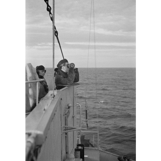 A bord d'un dragueur de mines allemand (Minensuchboot), des marins observent l'horizon à la recherche de mines anglaises à l'aide d'un télémètre portatif (Entfernungsmesser).