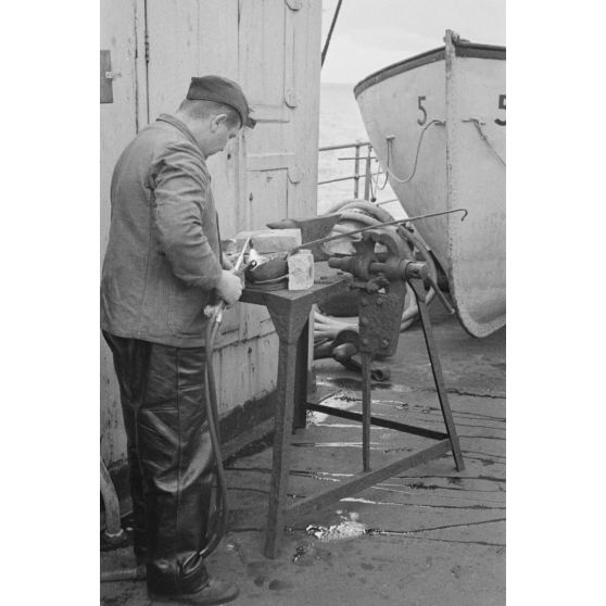 Un marin allemand effectue une soudure à bord d'un dragueur de mines du type Sperrbrecher (briseur de blocus).